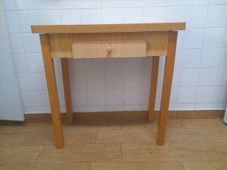 Mesa auxiliar de madera con cajón