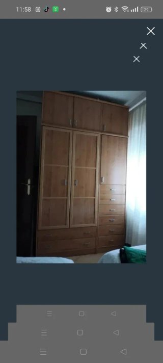 Armario de madera marrón