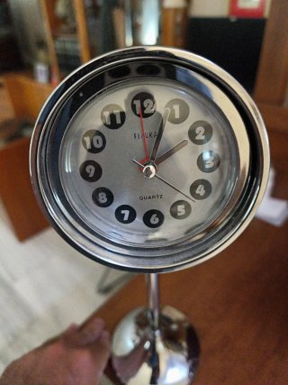 Reloj despertador retro plateado