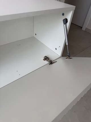 Mueble de comedor blanco y dorado