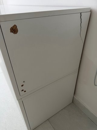 Mueble de comedor blanco y dorado
