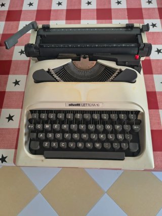 Máquina de escribir Olivetti Lettera 10