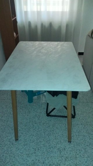 Mesa de comedor blanca y madera