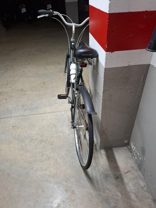 Bicicleta negra ciudad