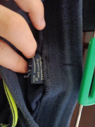 Pantalones cortos deportivos negros y rojos