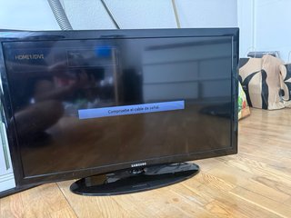 TV Samsung 32" LCD, Pantalla HD con HDM, sin mando