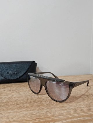 Gafas de sol Guess negras y grises