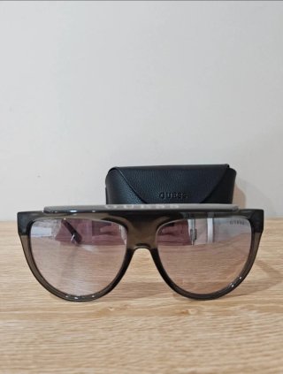 Gafas de sol Guess negras y grises