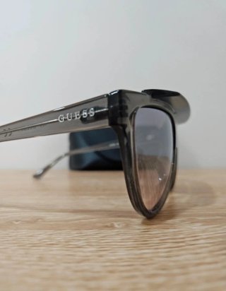 Gafas de sol Guess negras y grises