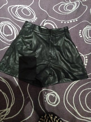 Pantalones cortos efecto piel negros