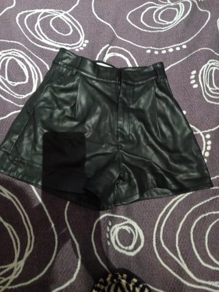 Pantalones cortos efecto piel negros