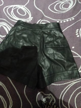 Pantalones cortos efecto piel negros