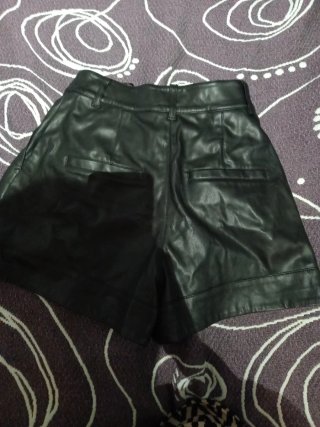 Pantalones cortos efecto piel negros