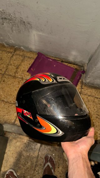 Casco de moto negro con diseño