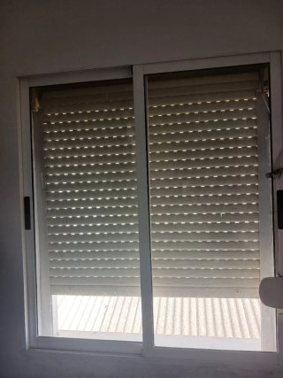 Ventana corredera con persiana