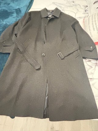Abrigo clásico hombre gris con cinturon y abertura