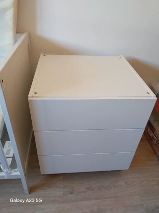 Cómoda blanca de madera