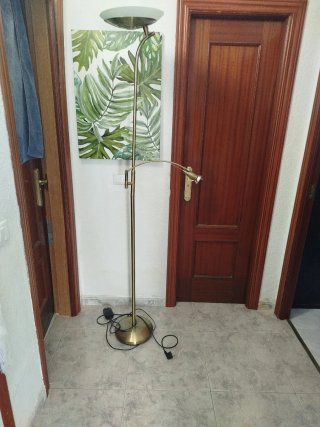 Lámpara de pie dorada con luz auxiliar
