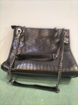Bolso negro con cadena