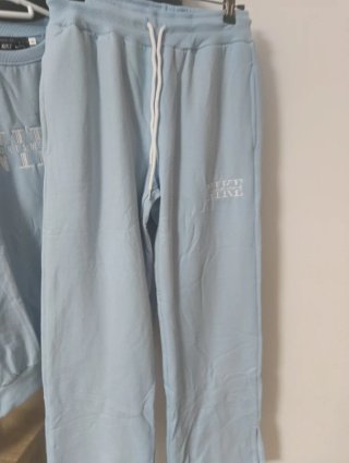 Conjunto Nike: Sudadera Rosa y Pantalón Gris