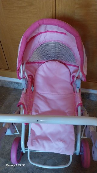 Carrito de bebé de juguete rosa