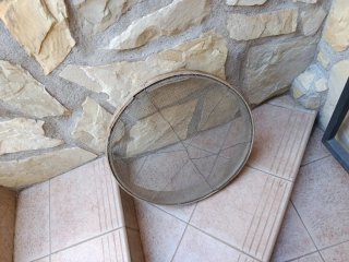 Criba antigua de madera y malla