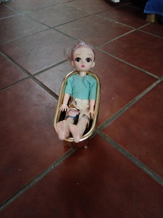 Muñeca con bañera dorada