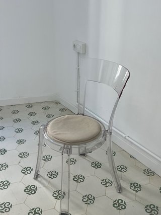 Silla Ikea Transparente con cojín beige