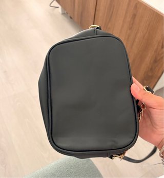 Bolso negro con cadena dorada