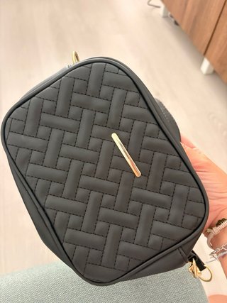 Bolso negro con cadena dorada