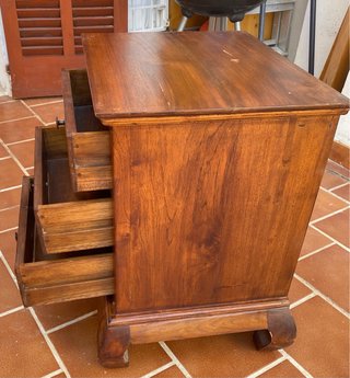 Mesita de noche madera noble 3 cajones