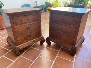 Mesita de noche madera noble 3 cajones