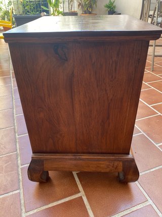 Mesita de noche madera noble 3 cajones