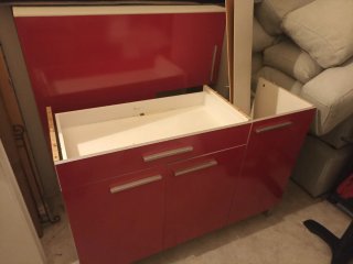 Mueble de cocina rojo brillante