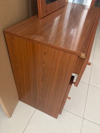 Cómoda de madera con espejo