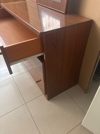Cómoda de madera con espejo