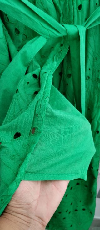 Vestido verde con cinturón ,con forro no trasluce