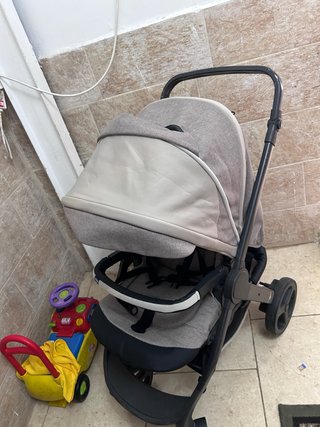 Carrito de bebé gris y beige