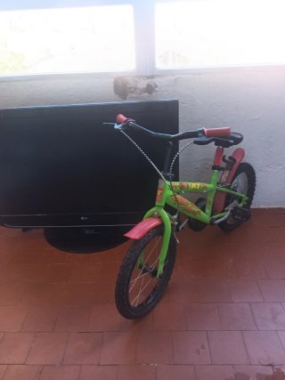 Bici infantil verde y roja y una tele Lg