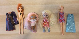 Lote de 4 muñecas y ropa