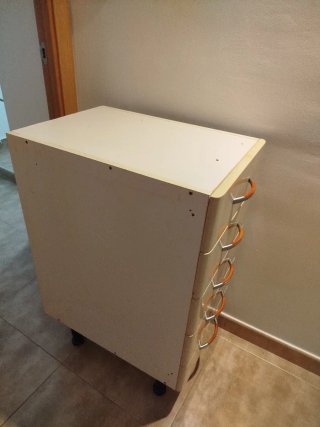 Cajonera de madera con tiradores