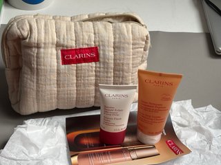 Neceser Clarins con productos de cuidado facial