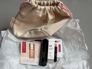 Neceser Clarins con productos de cuidado facial