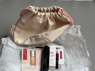 Neceser Clarins con productos de cuidado facial