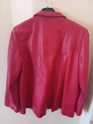 Cazadora de cuero roja de piel de ovina a estrenar