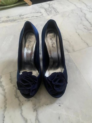 Zapatos de tacón azul con flor