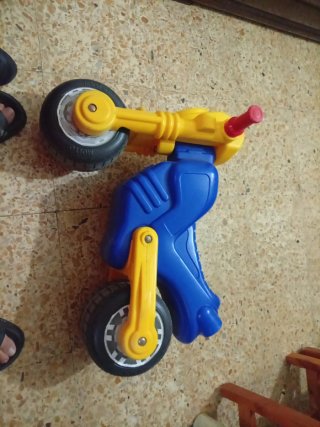 Moto de niño amarilla y azul