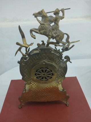 Reloj de sobremesa dorado con figura ecuestre