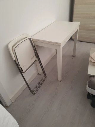 Mesa extensible blanca y 2 sillas