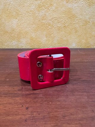 Cinturón rojo brillante